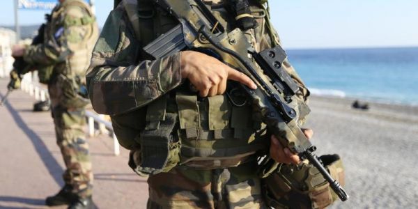 Un homme menace des militaires avec un couteau dans un hôpital de Lyon, un soldat fait feu