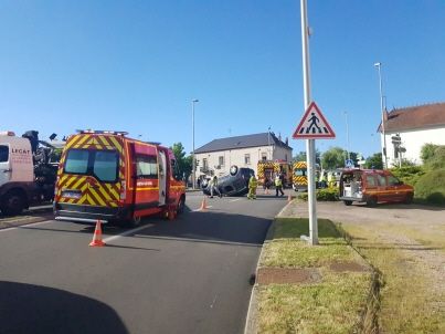 Une voiture termine sur le toit après une collision : quatre blessés