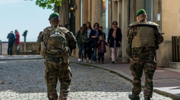 Lyon: Un militaire tire sur un homme qui menaçait sa patrouille avec un couteau