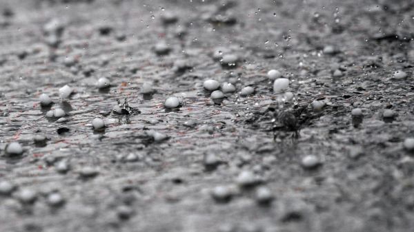 VIDEO. Auvergne-Rhône-Alpes : des dégâts matériels importants après une violente pluie de grêlons