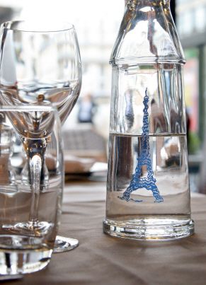 La carafe d'eau contenait du détergeant : une cliente intoxiquée