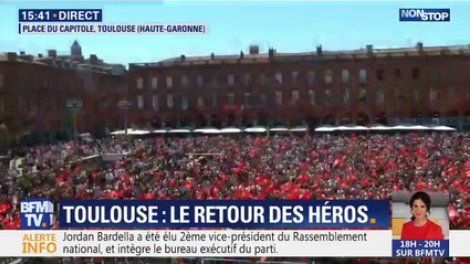 La place du Capitole noire de monde pour accueillir les joueurs du Stade Toulousain