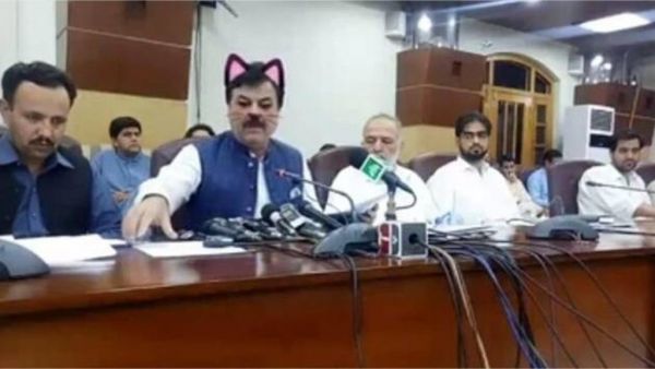Plusieurs responsables politiques pakistanais affublés d'oreilles de chats lors d'un stream Facebook Live