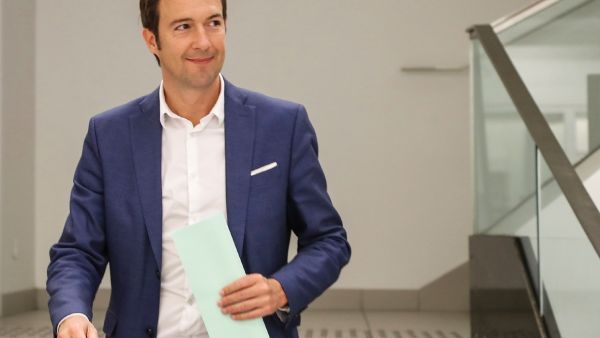 Peltier (LR) renchérit sur la baisse des allocations chômage