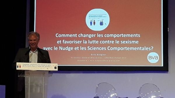 Le "nudge", ce "coup de pouce pour prendre la bonne décision", peut-il être efficace contre le sexisme en entreprise ?