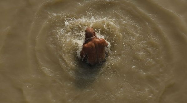 Inde: Le corps du magicien plongé entièrement enchaîné dans le Gange a été retrouvé