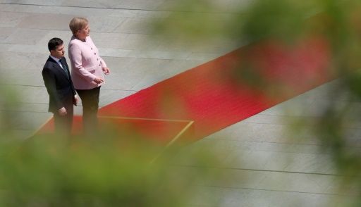 Angela Merkel prise de tremblements durant une cérémonie officielle