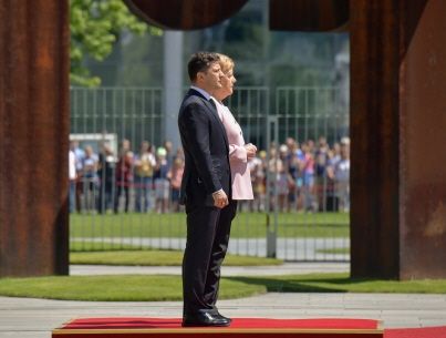 [Vidéo] Merkel prise de violents tremblements pendant l'hymne allemand