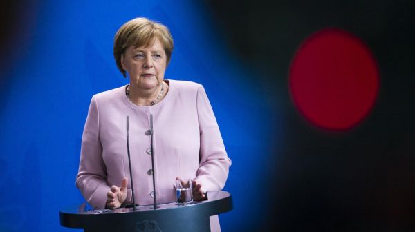 VIDEO. Allemagne : Angela Merkel prise de tremblements au cours d'une cérémonie officielle