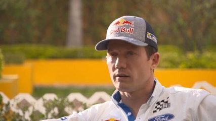 Sébastien Ogier se console comme il peut après avoir perdu la tête du classement général WRC