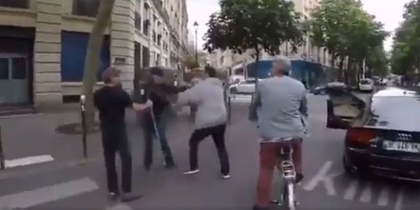 Paris : un automobiliste en garde à vue après avoir agressé un aveugle à qui il avait refusé la priorité