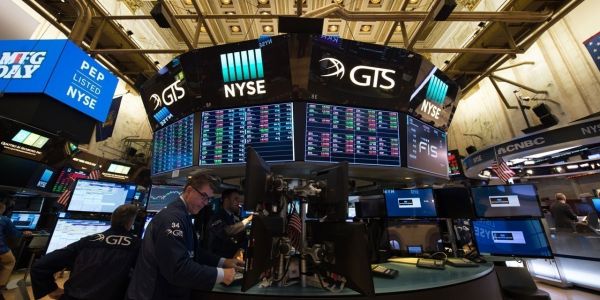 Wall Street termine en hausse, soutenue par la Fed