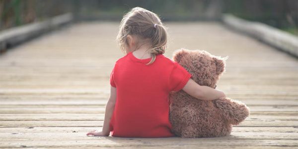 Six jours avec le cadavre de sa maman : le terrible drame auquel a survécu cette fillette de 3 ans