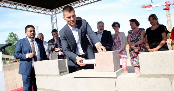 Photos. Pose de la première pierre du futur hôpital des 5 Vallées