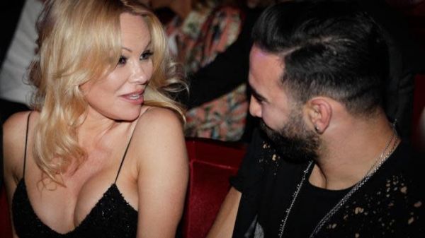 "C'est un monstre" : Pamela Anderson annonce sa rupture avec Adil Rami, qu'elle accuse de mener "une double vie"