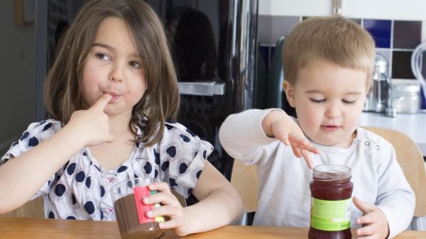L'Agence de sécurité sanitaire préconise de réduire "en urgence" la consommation de sucres chez les enfants