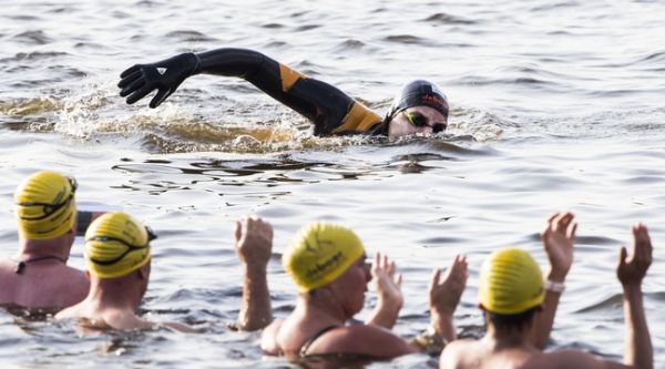 Un Néerlandais tente de réaliser à la nage une course mythique de patinage