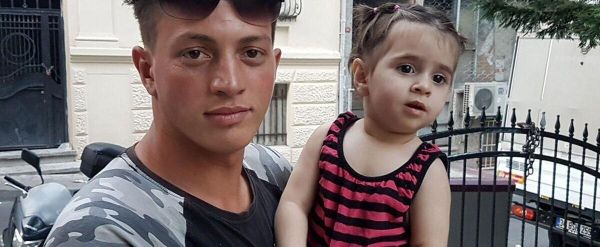 Un héros de 17 ans attrape une fillette tombée du 2e étage