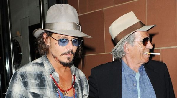 VIDEO. Johnny Depp et Keith Richards en goguette... Floyd Mayweather se mêle du combat entre Justin Bieber et Tom Cruise...