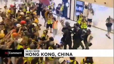Scènes de violence dans un centre commercial de Hong Kong
