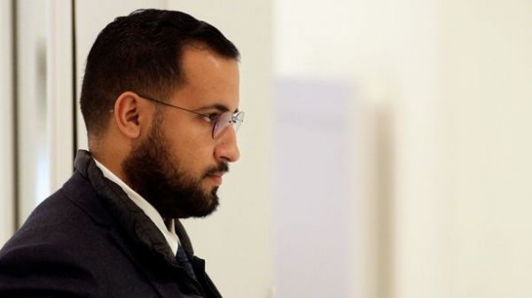 Accusé de mentir sur son passé de scout, Alexandre Benalla publie des "preuves" sur Twitter
