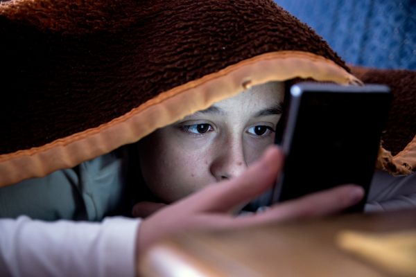 Un usage abusif des réseaux sociaux et de la télévision pourrait favoriser la dépression chez les ados