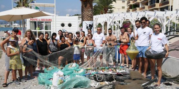 "On est concerné, même si on est enfermé": bénévoles et détenus nettoient la plage de Saint-Laurent-du-Var