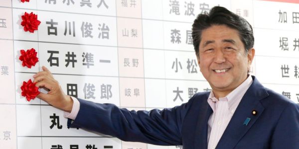 Sénatoriales au Japon : une victoire large mais pas complète pour le parti de Shinzo Abe