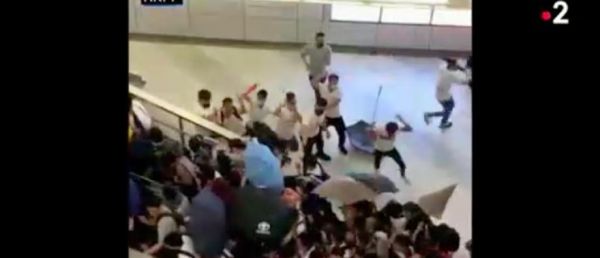 Hong Kong: Les images hyper violentes de civils qui attaquent des manifestants dans une station de métro en Chine - VIDEO