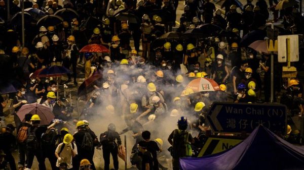 VIDÉO - Scènes de violences à Hong Kong : mais qui sont ces hommes en blanc qui passent à tabac les manifestants ?