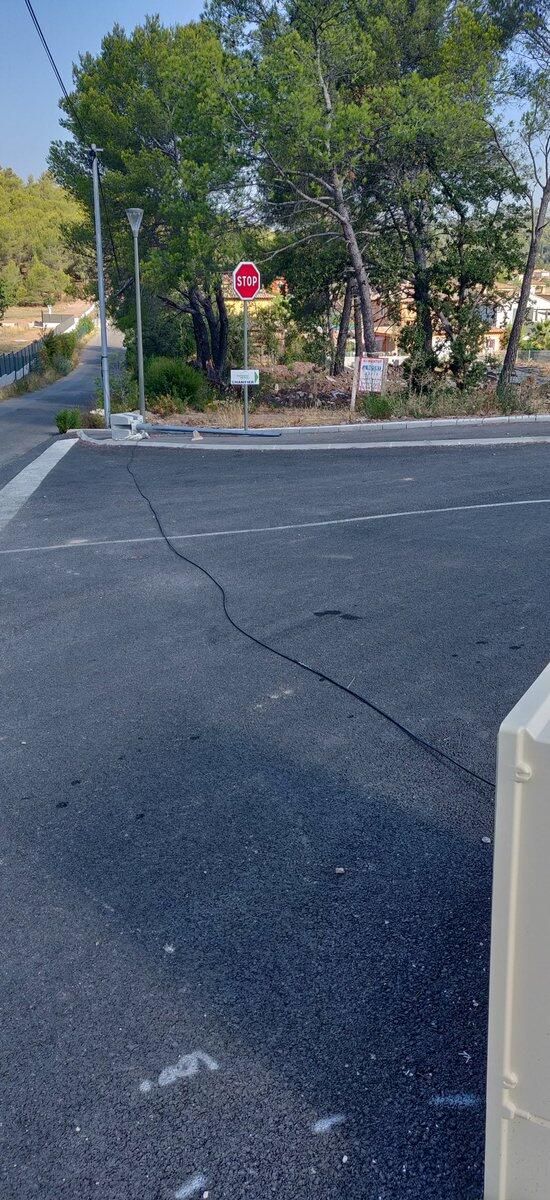 Quand la fibre optique du quartier traverse la route, à même l’asphalte