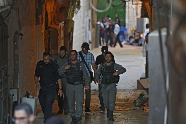 Deux Palestiniens blessent un policier israélien, l'un d'eux tué