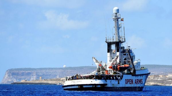 Situation "explosive" à bord de l'Open Arms bloqué près de Lampedusa avec 134 migrants