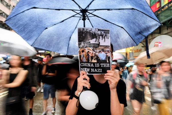 La foule manifeste à nouveau dans les rues de Hong Kong