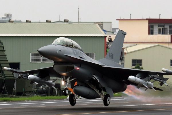 La Chine exhorte les USA à mettre fin au plan de vente d’armes à Taïwan, et menace de « prendre des mesures pour sauvegarder ses intérêts… »