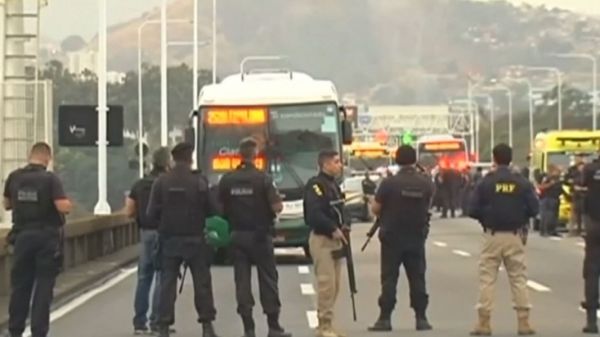 Au moins 16 passagers retenus en otages dans un bus