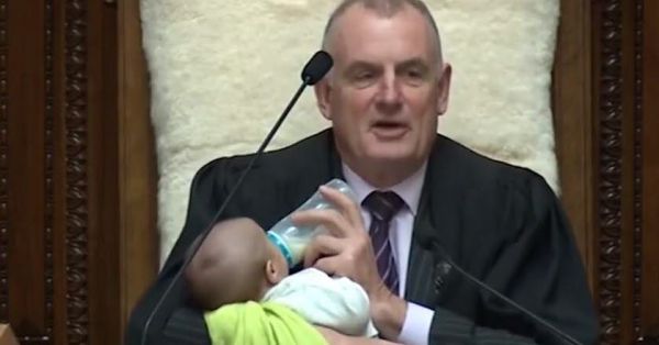 En pleine séance, le président du Parlement néo-zélandais donne le biberon