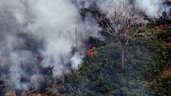 Le président brésilien envoie l'armée pour lutter contre les incendies en Amazonie