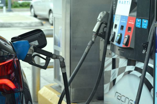 Baril de pétrole – Tendance à la baissière : les autorités dominicaines baissent les prix à la pompe