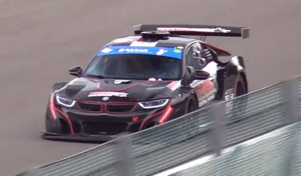 Une BMW i8 de course équipée d'un V8 atmosphérique