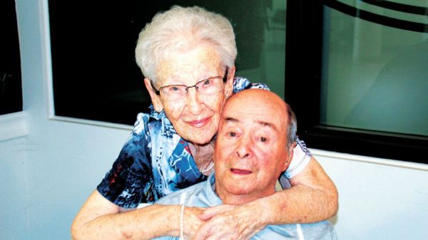 Ils jouent toujours aux cartes après 75 ans de mariage