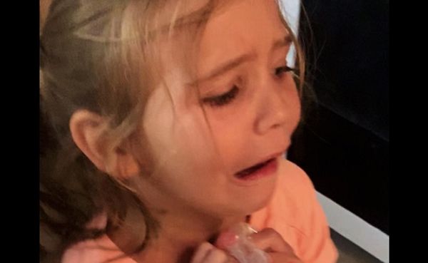 Une jeune fille jette son cadeau à la poubelle; sa mère lui donne une bonne leçon