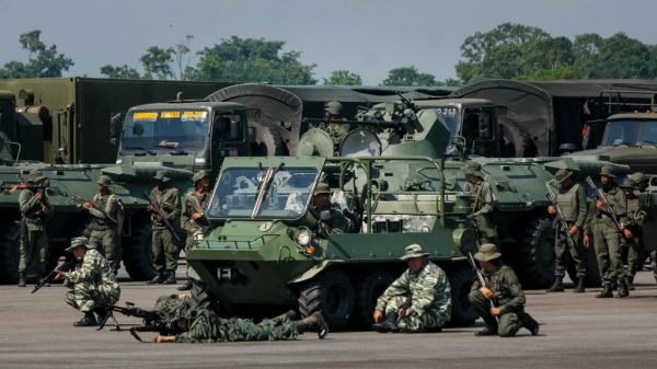 Venezuela : Maduro mobilise quelque 150 000 hommes pour « organiser des manœuvres militaires à la frontière avec la Colombie » longue de 2 200 km