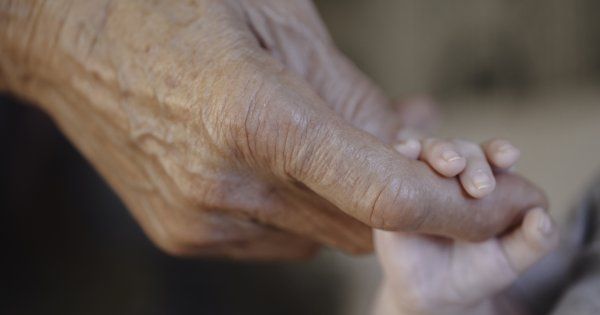 Inde : une femme de 74 ans accouche de jumelles après une FIV