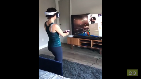 Quand une femme joue en VR à un jeu de boxe et c’est à mourir de rire
