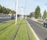 Un cycliste n'est pas content de se faire klaxonner par un tramway