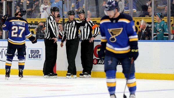 L'arbitre Jonny Murray revient sur la main de Meier