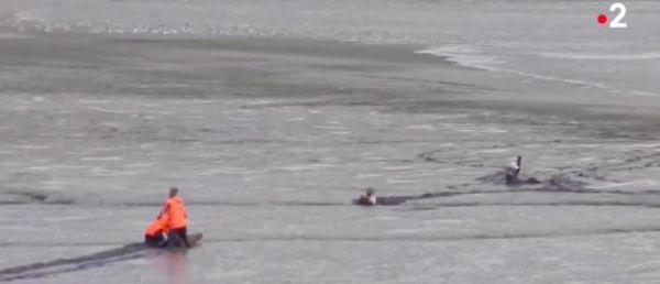 Découvrez les images impressionnantes d'un couple d'octogénaires qui s'est fait surprendre par la marée montante et s'est retrouvé piégé dans la vase au Touquet - VIDEO