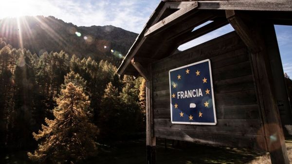 Géorgie, Albanie... Comment est fixée la liste des "pays sûrs" qui détermine en partie l'octroi de l'asile ?
