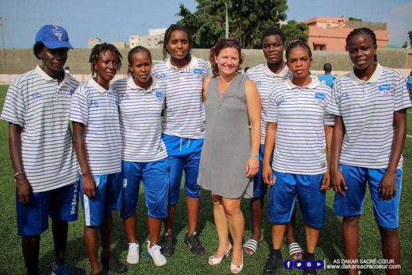 La Ministre française des Sports Roxana Maracineanu visite les footballeurses de l’AS Dakar Sacré-Coeur. – Wabitimrew.net